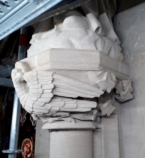 image du chapiteau au pied de la statue de St-Jean sur le mur du transept