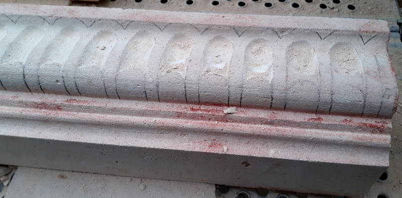 Retaille des motifs de la frisse d'un enjambement dans une nouvelle pierre