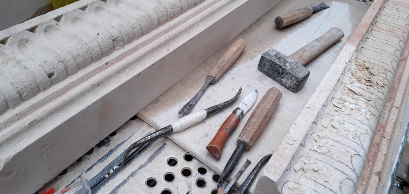 Retaille des motifs de la frisse d'un enjambement dans une nouvelle pierre